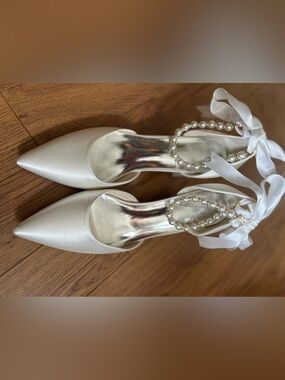 Elegant Pearl-Anklet Satin Bridal Pumps in Ivory
